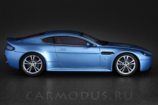 Aston Martin Vantage V12 (2009) – Spark 1:43